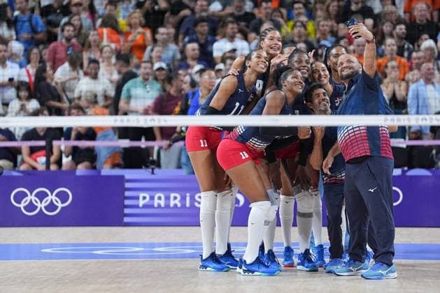 (240803) -- PARIS, Aug. 3, 2024 -- Players of the Dominican Republic take selfies after the women s volleyball preliminary round pool C match between the Netherlands and the Dominican Republic at the Paris 2024 Olympic Games, Olympische Spiele, Olympia, OS in Paris, France, Aug. 3, 2024. ) (PARIS2024) FRANCE-PARIS-OLY-VOLLEYBALL JuxHuanzong 