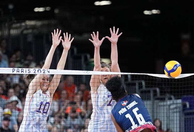(240803) -- PARIS, Aug. 3, 2024 -- Sarah van Aalen (1st L) and Juliet Lohuis (2nd L) of the Netherlands block the ball during the women s volleyball preliminary round pool C match between the Netherlands and the Dominican Republic at the Paris 2024 Olympic Games, Olympische Spiele, Olympia, OS in Paris, France, Aug. 3, 2024. ) (PARIS2024) FRANCE-PARIS-OLY-VOLLEYBALL JuxHuanzong 