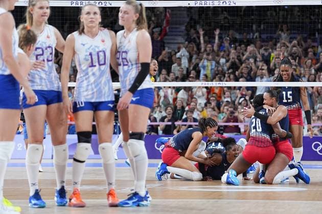 (240803) -- PARIS, Aug. 3, 2024 -- Players of the Dominican Republic celebrate winning after the women s volleyball preliminary round pool C match between the Netherlands and the Dominican Republic at the Paris 2024 Olympic Games, Olympische Spiele, Olympia, OS in Paris, France, Aug. 3, 2024. ) (PARIS2024) FRANCE-PARIS-OLY-VOLLEYBALL JuxHuanzong 