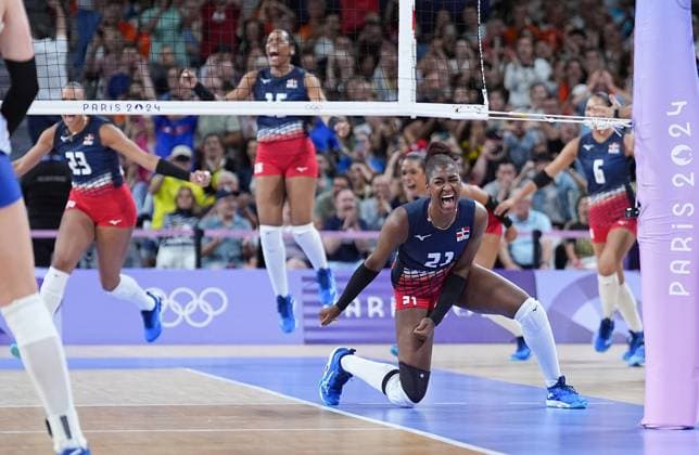 (240803) -- PARIS, Aug. 3, 2024 -- Jineiry Martinez (R) of the Dominican Republic celebrates winning after the women s volleyball preliminary round pool C match between the Netherlands and the Dominican Republic at the Paris 2024 Olympic Games, Olympische Spiele, Olympia, OS in Paris, France, Aug. 3, 2024. ) (PARIS2024) FRANCE-PARIS-OLY-VOLLEYBALL JuxHuanzong 
