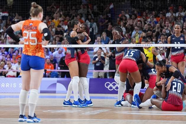 (240803) -- PARIS, Aug. 3, 2024 -- Players of the Dominican Republic celebrate winning after the women s volleyball preliminary round pool C match between the Netherlands and the Dominican Republic at the Paris 2024 Olympic Games, Olympische Spiele, Olympia, OS in Paris, France, Aug. 3, 2024. ) (PARIS2024) FRANCE-PARIS-OLY-VOLLEYBALL JuxHuanzong 