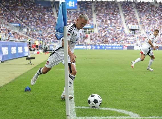 03 08 2024 Soccer Season 2024 2025 2 Soccer Bundesliga 01 Matchday Karlsruher SC KSC 1 FC Nürnberg FCN Club Sportfoto Zink DaMa xdaxmax DFL regulations prohibit any use of photographs as image sequences and or quasi video only for editorial use Florian Pick 7, 1 FC Nürnberg FCN with corner kick