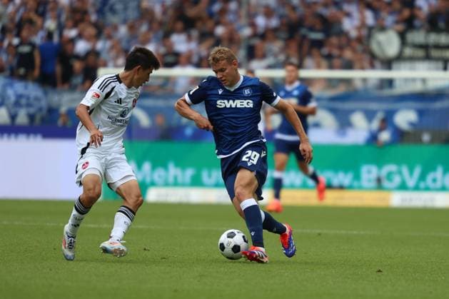 Lasse Guenther Karlsruher SC, 29 duel, fight for the ball, motivated, ambition, duel, pressing, defense, defense, offense, dribbling, commitment Kanji Okunuki 1 FC Nuernberg, 11 Karlsruher SC vs 1 FC Nuernberg, football, 2 Liga, 1 Matchday, 2024 2025, 03 08 2024 , DFL REGULATIONS PROHIBIT ANY USE OF PHOTOGRAPHS AS IMAGE SEQUENCES AND OR QUASI VIDEO Karlsruher SC vs 1 FC Nuernberg, Football, 2 Liga, 1 Matchday, 2024 2025, 03 08 2024 Karlsruhe Copyright: xEibner-Pressefoto JanxPrihodax EP_JPA