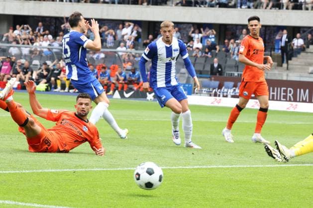 DEU, DFL, 2 FBL, Hertha BSC vs SC Paderborn 07, 03 08 2024, Berliner Olympiastadion, Berlin, DEU, DFL, 2 FBL, Hertha BSC vs SC Paderborn 07, in the picture Haris Tabakovic Hertha BSC Berlin 25 , Michael Cuisance Hertha BSC Berlin 27 , Visar Musliu SC Paderborn 16 , DFL regulations prohibit any use of Photographs as image sequences and or quasi video Foto Juergen Engler nordphoto GmbH nordphotoxGmbHx xEngler nph00076