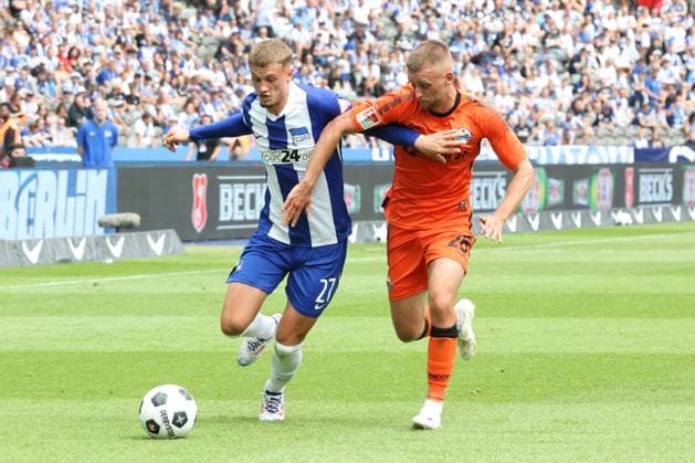 DEU, DFL, 2 FBL, Hertha BSC vs SC Paderborn 07, 03 08 2024, Berliner Olympiastadion, Berlin, DEU, DFL, 2 FBL, Hertha BSC vs SC Paderborn 07, im Bild Michael Cuisance Hertha BSC Berlin 27 , Sebastian Klaas SC Paderborn 26 DFL regulations prohibit any use of Photographs as image sequences and or quasi video Foto Juergen Engler nordphoto GmbH nordphotoxGmbHx xEngler nph00076