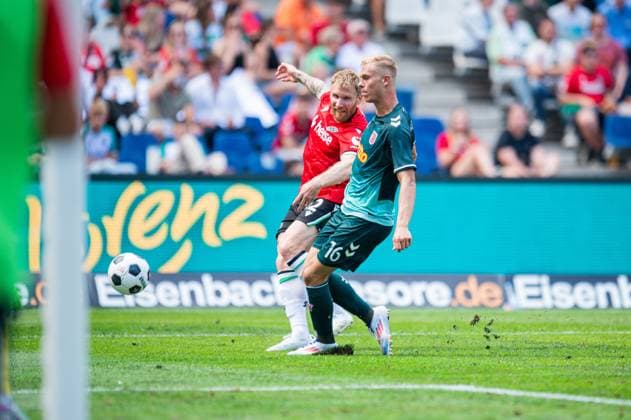 03 08 2024 Soccer, 2024 2025, 2 Bundesliga, 1 Matchday, Hannover 96 SSV Jahn Regensburg L R Andreas Voglsammer Hannover , Louis Breunig Regensburg DFL REGULATIONS PROHIBIT ANY USE OF PHOTOGRAPHS AS IMAGE SEQUENCES AND OR QUASI VIDEO