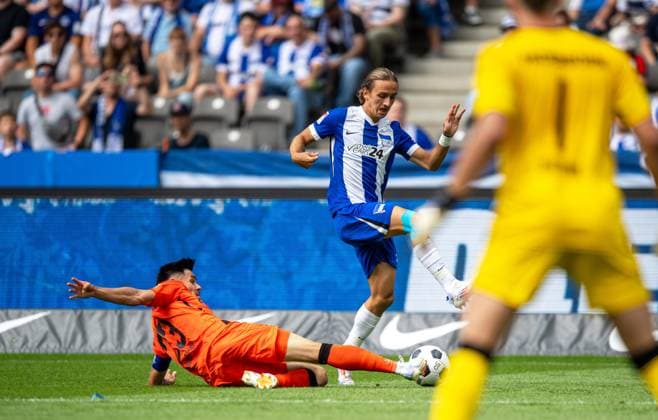 Soccer, Men, Season 2024 2025, 2 Bundesliga 1 Matchday , Hertha BSC SC Paderborn, v l Raphael Obermair SC Paderborn , Michal Karbownik Hertha BSC , Goalkeeper Pelle Boevink SC Paderborn , 03 08 2024, Copyright: xSebastianxRäppold MatthiasxKochx