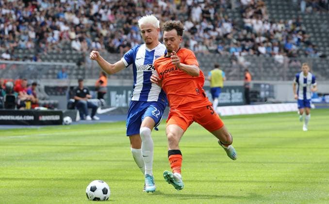 Marten Winkler, Aaron Zehnter Zweikampf Spielzene Action Sport Fußball Fußball DFL 2 Bundesliga Herren 1 Spieltag Saison 2024 2025 03 08 2024 Hertha BSC Berlin vs SC Paderborn SCP DFL regulations prohibit any use of photographs as image sequences and or quasi video