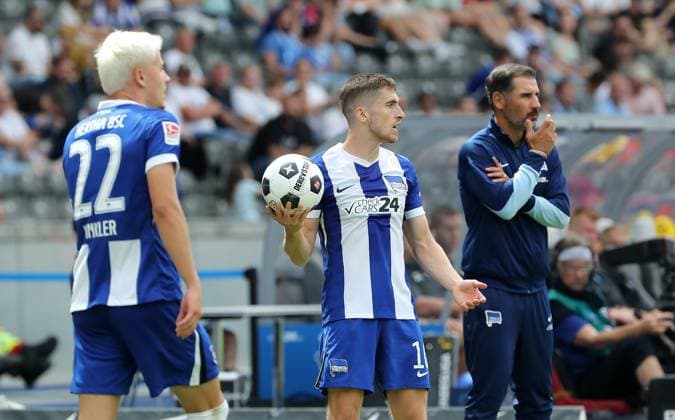 Marten Winkler, Jonjoe Kenny, Coach Cristian Fiel thoughtful action upper body Sport Football Soccer DFL 2 Bundesliga Men 1 Matchday Season 2024 2025 03 08 2024 Hertha BSC Berlin vs SC Paderborn SCP DFL regulations prohibit any use of photographs as image sequences and or quasi video