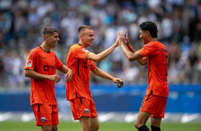 Soccer, Men, Season 2024 2025, 2 Bundesliga 1 Matchday , Hertha BSC SC Paderborn, f l Koen Kostons SC Paderborn , Filip Bilbija SC Paderborn , Santiago Castaneda SC Paderborn , Cheering after final whistle, 03 08 2024, Copyright: xSebastianxRäppold MatthiasxKochx