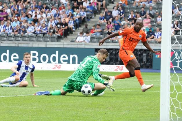 DEU, DFL, 2 FBL, Hertha BSC vs SC Paderborn 07, 03 08 2024, Berliner Olympiastadion, Berlin, DEU, DFL, 2 FBL, Hertha BSC vs SC Paderborn 07, im Bild Tjark Ernst Hertha BSC Berlin 1 , Jonjoe Kenny Hertha BSC Berlin 16 , David Kinsombi SC Paderborn 8 DFL regulations prohibit any use of Photographs as image sequences and or quasi video Foto Juergen Engler nordphoto GmbH nordphotoxGmbHx xEngler nph00076