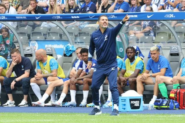 DEU, DFL, 2 FBL, Hertha BSC vs SC Paderborn 07, 03 08 2024, Berliner Olympiastadion, Berlin, DEU, DFL, 2 FBL, Hertha BSC vs SC Paderborn 07, im Bild Cheftrainer Cristian Fiel Hertha BSC Berlin , Hertha Spielerbank DFL regulations prohibit any use of Photographs as image sequences and or quasi video Foto Juergen Engler nordphoto GmbH nordphotoxGmbHx xEngler nph00076