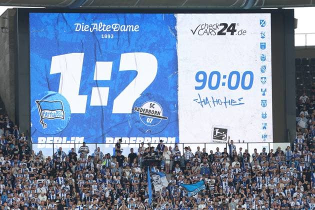 DEU, DFL, 2 FBL, Hertha BSC vs SC Paderborn 07, 03 08 2024, Berliner Olympiastadion, Berlin, DEU, DFL, 2 FBL, Hertha BSC vs SC Paderborn 07, in the picture scoreboard with the final result, 1 2 DFL regulations prohibit any use of Photographs as image sequences and or quasi video Foto Juergen Engler nordphoto GmbH nordphotoxGmbHx xEngler nph00076
