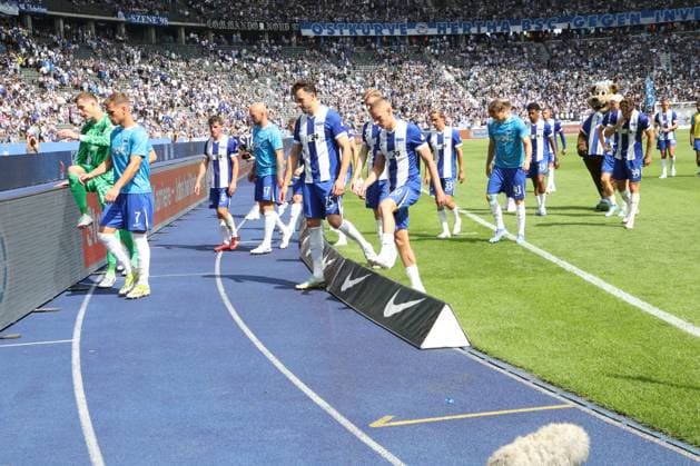 DEU, DFL, 2 FBL, Hertha BSC vs SC Paderborn 07, 03 08 2024, Berliner Olympiastadion, Berlin, DEU, DFL, 2 FBL, Hertha BSC vs SC Paderborn 07, im Bild Hertha Spielerkreis, Diego Demme Hertha BSC Berlin 6 DFL regulations prohibit any use of Photographs as image sequences and or quasi video Foto Juergen Engler nordphoto GmbH nordphotoxGmbHx xEngler nph00076