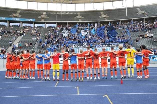 DEU, DFL, 2 FBL, Hertha BSC vs SC Paderborn 07, 03 08 2024, Berliner Olympiastadion, Berlin, DEU, DFL, 2 FBL, Hertha BSC vs SC Paderborn 07, im Bild Paderborner Spieler, Paderborner Fans DFL regulations prohibit any use of Photographs as image sequences and or quasi video Foto Juergen Engler nordphoto GmbH nordphotoxGmbHx xEngler nph00076
