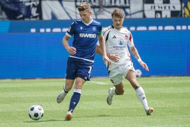 03 08 2024, xhfmx, Soccer 2 Bundesliga, Karlsruher SC 1 FC Nürnberg emspor, v l Marvin Wanitzek Karlsruher SC , Jannik Hofmann 1 FC Nürnberg DFL DFB REGULATIONS PROHIBIT ANY USE OF PHOTOGRAPHS as IMAGE SEQUENCES and or QUASI VIDEO Karlsruhe