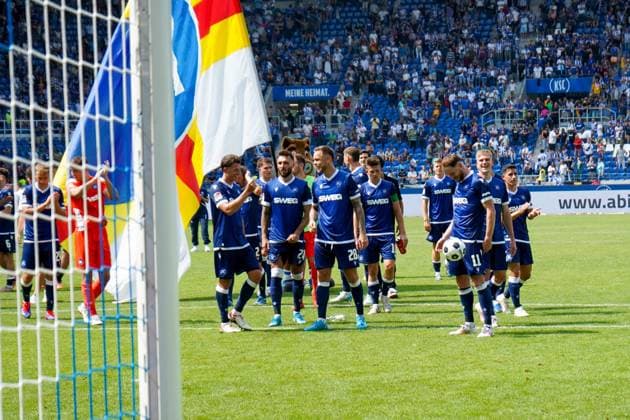 03 08 2024, xhfmx, Fußball 2 Bundesliga, Karlsruher SC 1 FC Nürnberg emspor, KSC Spieler bejubeln den Sieg DFL DFB REGULATIONS PROHIBIT ANY USE OF PHOTOGRAPHS as IMAGE SEQUENCES and or QUASI VIDEO Karlsruhe