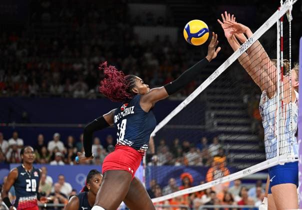 (240803) -- PARIS, Aug. 3, 2024 -- Bethania de la Cruz de Pena (L) of the Dominican Republic competes during the women s volleyball preliminary round pool C match between the Netherlands and the Dominican Republic at the Paris 2024 Olympic Games, Olympische Spiele, Olympia, OS in Paris, France, Aug. 3, 2024. ) (PARIS2024) FRANCE-PARIS-OLY-VOLLEYBALL LiuxDawei 