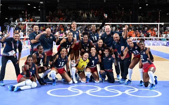 (240803) -- PARIS, Aug. 3, 2024 -- Players of the Dominican Republic pose for photos after the women s volleyball preliminary round pool C match between the Netherlands and the Dominican Republic at the Paris 2024 Olympic Games, Olympische Spiele, Olympia, OS in Paris, France, Aug. 3, 2024. ) (PARIS2024) FRANCE-PARIS-OLY-VOLLEYBALL LiuxDawei 