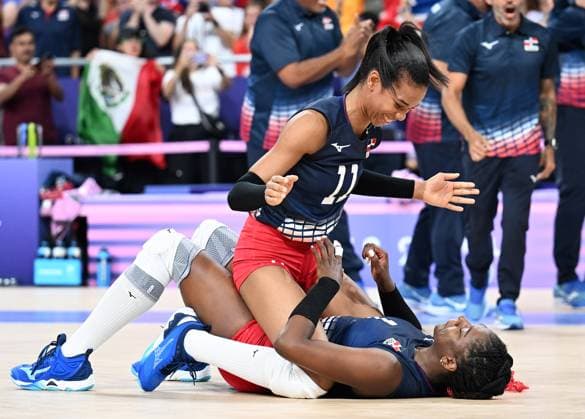 (240803) -- PARIS, Aug. 3, 2024 -- Geraldine Sthefany Gonzalez (top) of the Dominican Republic celebrates winning after the women s volleyball preliminary round pool C match between the Netherlands and the Dominican Republic at the Paris 2024 Olympic Games, Olympische Spiele, Olympia, OS in Paris, France, Aug. 3, 2024. ) (PARIS2024) FRANCE-PARIS-OLY-VOLLEYBALL LiuxDawei 