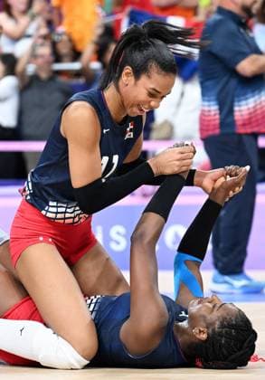 (240803) -- PARIS, Aug. 3, 2024 -- Geraldine Sthefany Gonzalez (top) of the Dominican Republic celebrates winning after the women s volleyball preliminary round pool C match between the Netherlands and the Dominican Republic at the Paris 2024 Olympic Games, Olympische Spiele, Olympia, OS in Paris, France, Aug. 3, 2024. ) (PARIS2024) FRANCE-PARIS-OLY-VOLLEYBALL LiuxDawei 