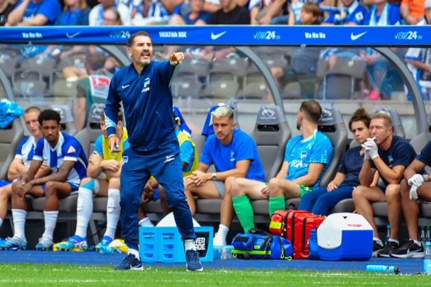 03 08 2024, xlakx, Fußball 2 Bundesliga, Hertha BSC Berlin SC Paderborn emspor, v l Christian Fiel Hertha BSC Trainer ,gibt Anweisungen, gestikuliert mit den Armen, gesticulate, gives instructions DFL DFB REGULATIONS PROHIBIT ANY USE OF PHOTOGRAPHS as IMAGE SEQUENCES and or QUASI VIDEO Daniel Lakomski JAN Huebner Berlin