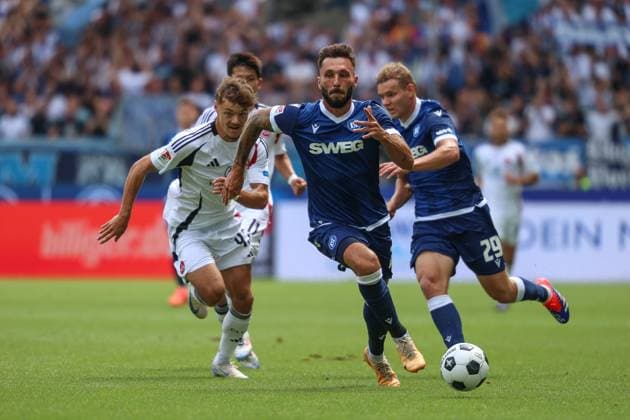 Fabian Schleusener Karlsruher SC, 24 in front of Jannik Hofmann 1 FC Nuernberg, 43 Karlsruher SC vs 1 FC Nuernberg, Football, 2 Liga, 1 Matchday, 2024 2025, 03 08 2024 , DFL REGULATES PROHIBIT ANY USE OF PHOTOGRAPHS AS IMAGE SEQUENCES AND OR QUASI VIDEO Karlsruher SC vs 1 FC Nuernberg, Football, 2 Liga, 1 Matchday, 2024 2025, 03 08 2024 Karlsruhe Copyright: xEibner-Pressefoto JanxPrihodax EP_JPA