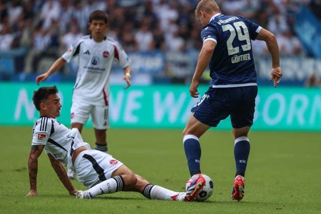 Lasse Guenther Karlsruher SC, 29 duel, fight for the ball, motivated, ambition, duel, pressing, defense, defense, offense, dribbling, commitment Kanji Okunuki 1 FC Nuernberg, 11 Karlsruher SC vs 1 FC Nuernberg, football, 2 Liga, 1 Matchday, 2024 2025, 03 08 2024 , DFL REGULATIONS PROHIBIT ANY USE OF PHOTOGRAPHS AS IMAGE SEQUENCES AND OR QUASI VIDEO Karlsruher SC vs 1 FC Nuernberg, Football, 2 Liga, 1 Matchday, 2024 2025, 03 08 2024 Karlsruhe Copyright: xEibner-Pressefoto JanxPrihodax EP_JPA