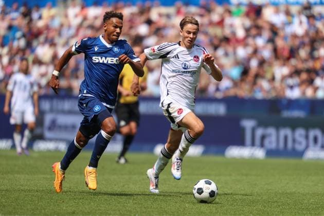 Bambase Conte Karlsruher SC, 31 duel, fight for the ball, motivated, ambition, duel, pressing, defense, defense, offense, dribbling, effort vs Caspar Jander 1 FC Nuernberg, 20 Karlsruher SC vs 1 FC Nuernberg, Football, 2 Liga, 1 Matchday, 2024 2025, 03 08 2024 , DFL REGULATIONS PROHIBIT ANY USE OF PHOTOGRAPHS AS IMAGE SEQUENCES AND OR QUASI VIDEO Karlsruher SC vs 1 FC Nuernberg, Football, 2 Liga, 1 Matchday, 2024 2025, 03 08 2024 Karlsruhe Copyright: xEibner-Pressefoto JanxPrihodax EP_JPA