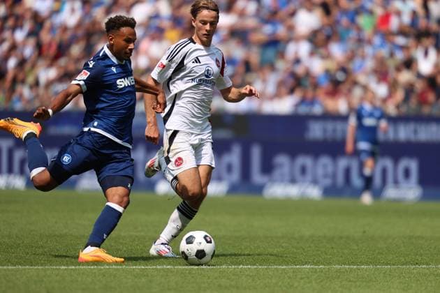 Bambase Conte Karlsruher SC, 31 duel, fight for the ball, motivated, ambition, duel, pressing, defense, defense, offense, dribbling, effort vs Caspar Jander 1 FC Nuernberg, 20 Karlsruher SC vs 1 FC Nuernberg, Football, 2 Liga, 1 Matchday, 2024 2025, 03 08 2024 , DFL REGULATIONS PROHIBIT ANY USE OF PHOTOGRAPHS AS IMAGE SEQUENCES AND OR QUASI VIDEO Karlsruher SC vs 1 FC Nuernberg, Football, 2 Liga, 1 Matchday, 2024 2025, 03 08 2024 Karlsruhe Copyright: xEibner-Pressefoto JanxPrihodax EP_JPA