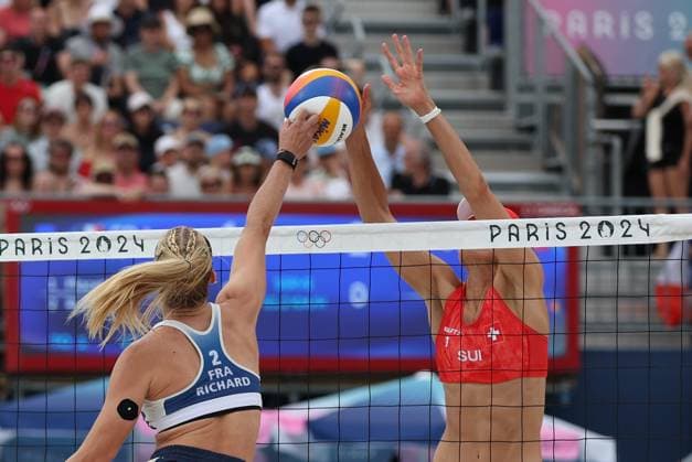 Jeux Olympiques Paris 2024 : BEACH VOLLEY Thierry LARRET MAXPPP. Jeux Olympiques Paris 2024. Olympic Games, Olympische Spiele, Olympia, OS BEACH VOLLEY. Stade Tour Eiffel, Paris (75). Le 3 Aout 2024. PLACETTE (FRA) RICHARD (FRA) vs HUBERLI (SUI) BRUNNER (SUI). PARIS (75) STADE TOUR EIFFEL ILE DE FRANCE FRANCE  Copyright: xThierryxLARRET MAXPPPxThierryxLARRETx TL_20240803_9303 0720119421st