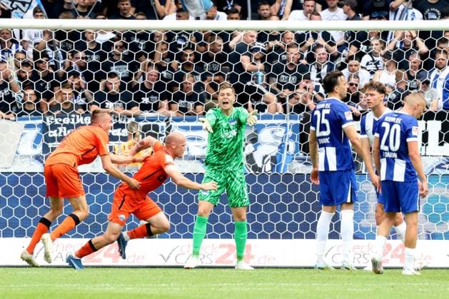 DEU, DFL, 2 FBL, Hertha BSC vs SC Paderborn 07, 03 08 2024, Berliner Olympiastadion, Berlin, DEU, DFL, 2 FBL, Hertha BSC vs SC Paderborn 07, pictured 0 1 by Tjark Scheller SC Paderborn 25 Paderborn players cheering, jubilant, joy, happiness, gluecklich, positive emotions, Tjark Ernst Hertha BSC Berlin 1 , Haris Tabakovic Hertha BSC Berlin 25 , Palko Dardai Hertha BSC Berlin 20 DFL regulations prohibit any use of Photographs as image sequences and or quasi video Foto Juergen Engler nordphoto GmbH nordphotoxGmbHx xEngler nph00076