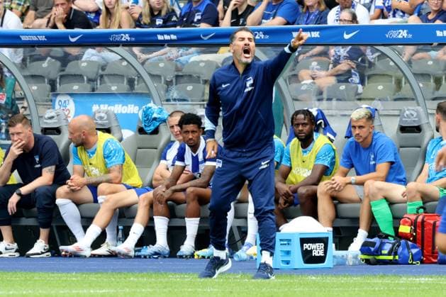 DEU, DFL, 2 FBL, Hertha BSC vs SC Paderborn 07, 03 08 2024, Berliner Olympiastadion, Berlin, DEU, DFL, 2 FBL, Hertha BSC vs SC Paderborn 07, im Bild Cheftrainer Cristian Fiel Hertha BSC Berlin , Hertha Spielerbank DFL regulations prohibit any use of Photographs as image sequences and or quasi video Foto Juergen Engler nordphoto GmbH nordphotoxGmbHx xEngler nph00076