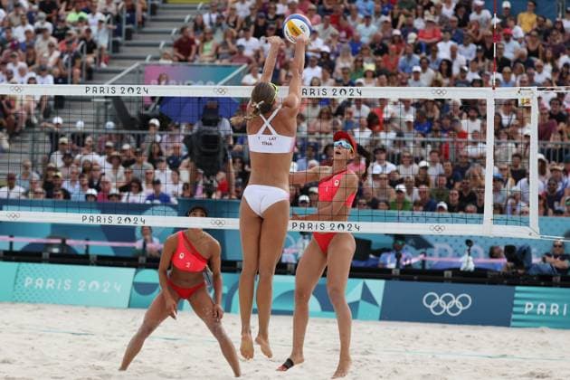 Jeux Olympiques Paris 2024 : BEACH VOLLEY Thierry LARRET MAXPPP. Jeux Olympiques Paris 2024. Olympic Games, Olympische Spiele, Olympia, OS BEACH VOLLEY. Stade Tour Eiffel, Paris (75). Le 3 Aout 2024. MELISSA (CAN) BRANDIE (CAN) VS TINA (LAT) ANASTASIJA (LAT) PARIS (75) STADE TOUR EIFFEL ILE DE FRANCE FRANCE  Copyright: xThierryxLARRET MAXPPPxThierryxLARRETx TL_20240803_4007 0720129817st