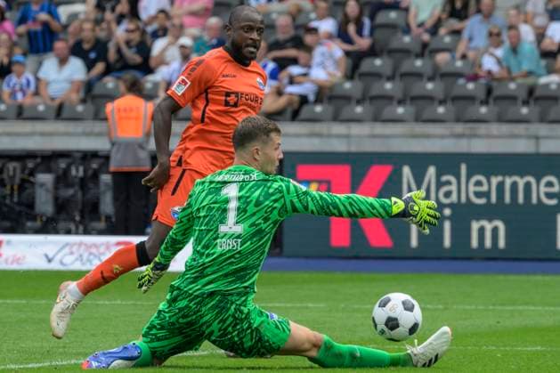 GER, Berlin, Fußball, Hertha BSC vs SC Paderborn, 2 Bundesliga, Olympiastadion, 03 08 2024, v l David Kinsombi SC Paderborn 07 , Tjark Ernst Hertha 1 , Zweikampf, Action, Kampf, kaempft um den Ball, dfl dfb regulations prohibit any use of photographs as image sequences and or quasi video Copyright: HMBxMedia UwexKoch