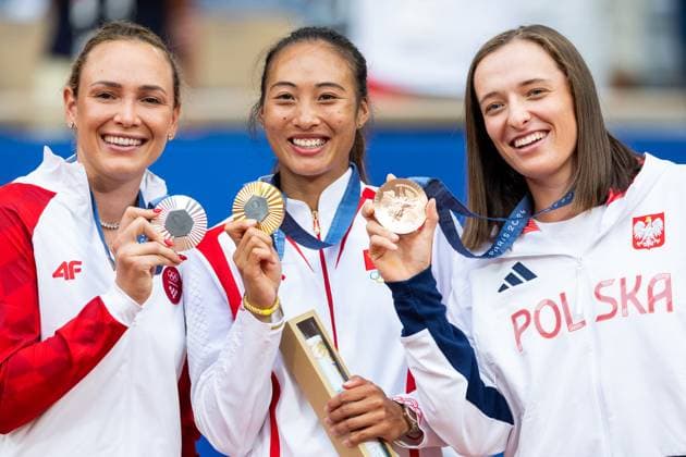 Sport Themen der Woche KW31 Sport Bilder des Tages Tennis - Olympic Games, Olympische Spiele, Olympia, OS Paris 2024: Day 8 Gold medallist Qinwen Zheng of Team People™s Republic of China (C), Silver medallist Donna Vekic of Team Croatia (L), and Bronze medallist Iga Swiatek of Team Team Poland (R) pose on the podium during the Tennis Women s Singles medal ceremony after the Tennis Women s Singles Gold medal match on day eight of the Olympic Games Paris 2024 at Roland Garros on August 03, 2024 in Paris, France. Paris France  Copyright: xAndrzejxIwanczukx originalFilename:iwanczuk-tennisol240803_npiZK.jpg