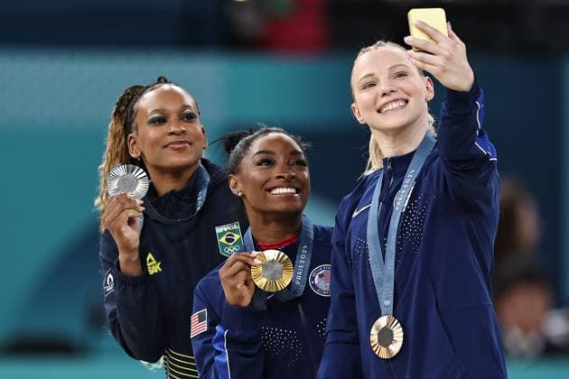 Sport Themen der Woche KW31 Sport Bilder des Tages Winners: Rebeca Andrade BRA, Simone Biles and Jade Carey USA - after vault final at 2024 Olympic Games, Olympische Spiele, Olympia, OS in Paris-Bercy; 03 08 2024; *** Winners Rebeca Andrade BRA, Simone Biles and Jade Carey USA after vault final at 2024 Olympic Games in Paris Bercy 03 08 2024 