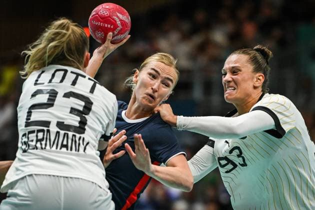 Sport Themen der Woche KW31 Sport Bilder des Tages OFTEDAL Stine Bredal of Norway and BEHNKE Julia of Germany during the handball match between Norway and Germany, Olympic Games, Olympische Spiele, Olympia, OS Paris 2024 on 03 August 2024 at South Paris Arena 6 in Paris, France - Photo Matthieu Mirville DPPI Media Panoramic OLYMPIC GAMES PARIS 2024 - 03 08 DPPI Panoramic  MM1-9603