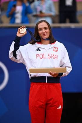 Paris 2024, Tennis, Frauen, Olympiasiegerin Zheng Qinwen Paris 2024 - Tennis - Qinwen Zheng Wins Gold Iga Swiatek (POL) wins the bronze medal at the tennis at the 2024 Olympics Games at Roland-Garros in Paris, France, on August 3, 2024. Photo by Corinne Dubreuil ABACAPRESS.COM Paris France  Copyright: xDubreuilxCorinne ABACAx
