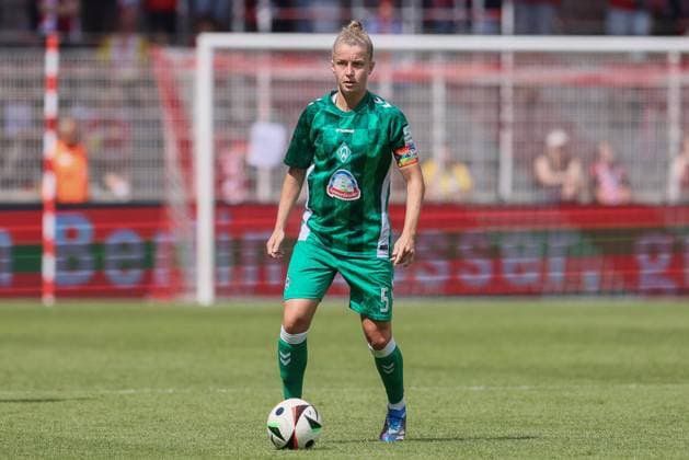 v li Michelle Ulbrich SV Werder Bremen, 5 on the ball, cropped, single image, full body, action, action, game scene, 03 08 2024, Berlin Germany , football, test match women, 1 FC Union Berlin SV Werder Bremen xobx
