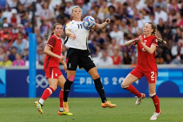 August 3, 2024, Marseille, Bouches-du-Rhone, France: ALEXANDRA POPP (11) of Germany controls the ball during a quarter final match of the 2024 Olympic Games, Olympische Spiele, Olympia, OS Football Tournament between German and Canada at the Marseille Stadium, Marseille, France. Germany won 4:2 on penalties. Marseille France - ZUMAl303 20240803_oly_l303_008 Copyright: xSydneyxLowx