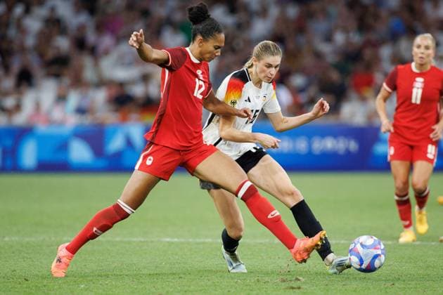 August 3, 2024, Marseille, Bouches-du-Rhone, France: JADE ROSE (12) of Canada and GIULIA GWINN (15) of Germany fight for the ball during a quarter final match of the 2024 Olympic Games, Olympische Spiele, Olympia, OS Football Tournament between German and Canada at the Marseille Stadium, Marseille, France. Germany won 4:2 on penalties. Marseille France - ZUMAl303 20240803_oly_l303_013 Copyright: xSydneyxLowx
