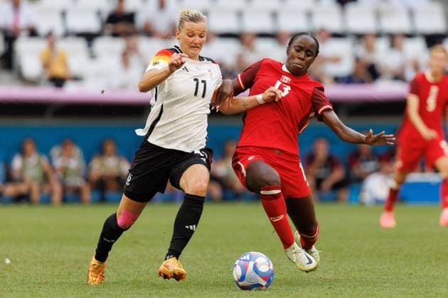 Sport Bilder des Tages August 3, 2024, Marseille, Bouches-du-Rhone, France: ALEXANDRA POPP (11) of Germany and SOPHIE SCHMIDT (13) of Canada fight for the ball during a quarter final match of the 2024 Olympic Games, Olympische Spiele, Olympia, OS Football Tournament between German and Canada at the Marseille Stadium, Marseille, France. Germany won 4:2 on penalties. Marseille France - ZUMAl303 20240803_oly_l303_020 Copyright: xSydneyxLowx