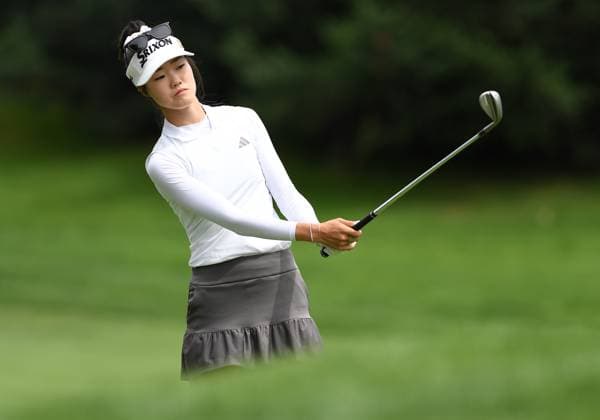 PORTLAND, OR - AUGUST 03: Grace Kim hits a chip shot on the 1st hole during the third round of the LPGA, Golf Damen Portland Classic on August 3, 2024 at Columbia Edgewater Country Club in Portland, Oregon. (Photo by Brian Murphy Icon Sportswire) GOLF: AUG 03 LPGA Portland Classic EDITORIAL USE ONLY Icon240803069