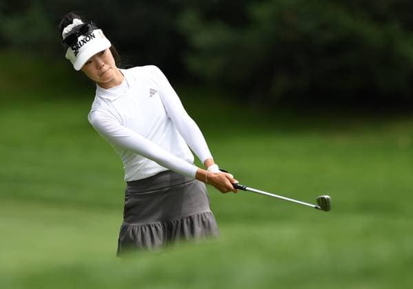 PORTLAND, OR - AUGUST 03: Grace Kim hits a chip shot on the 1st hole during the third round of the LPGA, Golf Damen Portland Classic on August 3, 2024 at Columbia Edgewater Country Club in Portland, Oregon. (Photo by Brian Murphy Icon Sportswire) GOLF: AUG 03 LPGA Portland Classic EDITORIAL USE ONLY Icon240803070