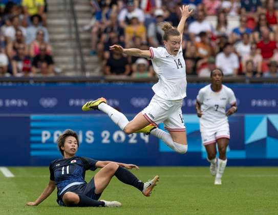 Sport Themen der Woche KW31 Sport Bilder des Tages August 3, 2024, Paris, Ile de France, France: August 03, 2024: Team USA s EMILY SONNETT trips over Japan s MINA TANAKA in the Paris 2024 Olympic Women s Football Quarter Final. The USA won the match 1-0. Paris France - ZUMAh234 20240803_oly_h234_007 Copyright: xMarkxEdwardxHarrisx