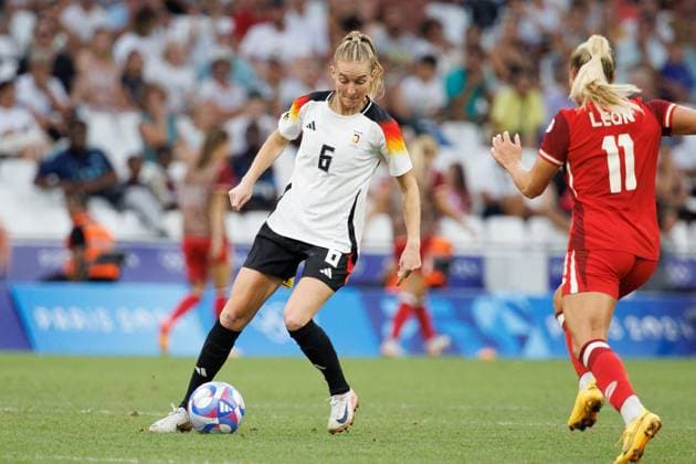 August 3, 2024, Marseille, Bouches-du-Rhone, France: JANINA MINGE (6) of Germany controls the ball during a quarter final match of the 2024 Olympic Games, Olympische Spiele, Olympia, OS Football Tournament between German and Canada at the Marseille Stadium, Marseille, France. Germany won 4:2 on penalties. Marseille France - ZUMAl303 20240803_oly_l303_026 Copyright: xSydneyxLowx