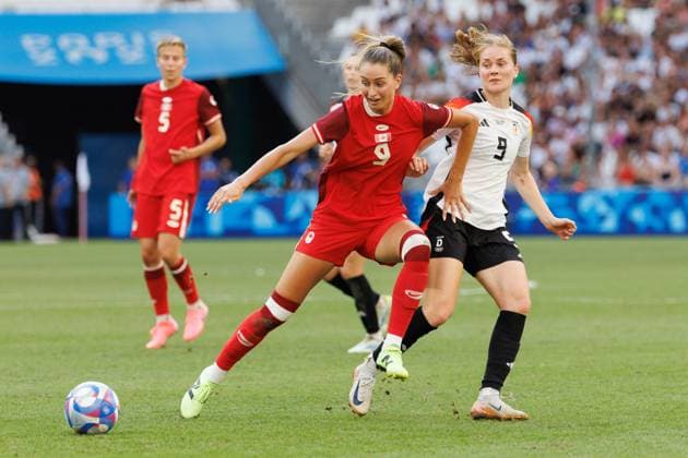 August 3, 2024, Marseille, Bouches-du-Rhone, France: JORDYN HUITEMA (9) of Canada and SJOEKE NUESKEN (9) of Germany fight for the ball during a quarter final match of the 2024 Olympic Games, Olympische Spiele, Olympia, OS Football Tournament between German and Canada at the Marseille Stadium, Marseille, France. Germany won 4:2 on penalties. Marseille France - ZUMAl303 20240803_oly_l303_027 Copyright: xSydneyxLowx