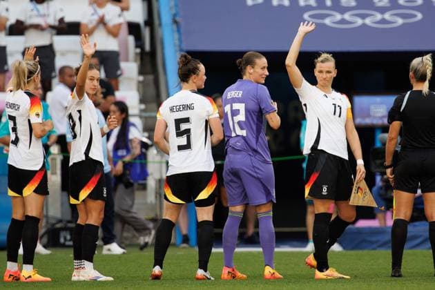 August 3, 2024, Marseille, Bouches-du-Rhone, France: The German team recognize their fans prior to a quarter final match of the 2024 Olympic Games, Olympische Spiele, Olympia, OS Football Tournament between German and Canada at the Marseille Stadium, Marseille, France. Germany won 4:2 on penalties. Marseille France - ZUMAl303 20240803_oly_l303_030 Copyright: xSydneyxLowx