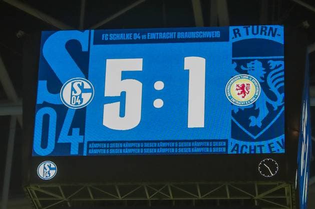Sport Themen der Woche KW31 Sport Bilder des Tages 2. Bundesliga - FC Schalke 04 - Eintracht Braunschweig am 03.08.2024 in der Veltins-Arena auf Schalke Anzeigetafel Videoleinwand mit dem offiziellen Endergebnis - Feature, Symbol, Symbolfoto, charakteristisch, Detail *** 2 Bundesliga FC Schalke 04 Eintracht Braunschweig on 03 08 2024 in the Veltins Arena at Schalke Scoreboard Video screen with the official final result Feature, symbol, symbolic photo, characteristic, detail MH